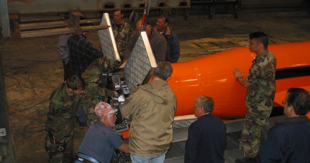 Мать всех бомб. GBU-43/B massive Ordnance Air Blast. GBU-43/B Moab. Взрыв Moab. Moab бомба.